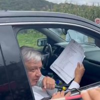 Consejo indígena de Chilapa frena convoy de AMLO en la montaña de Guerrero