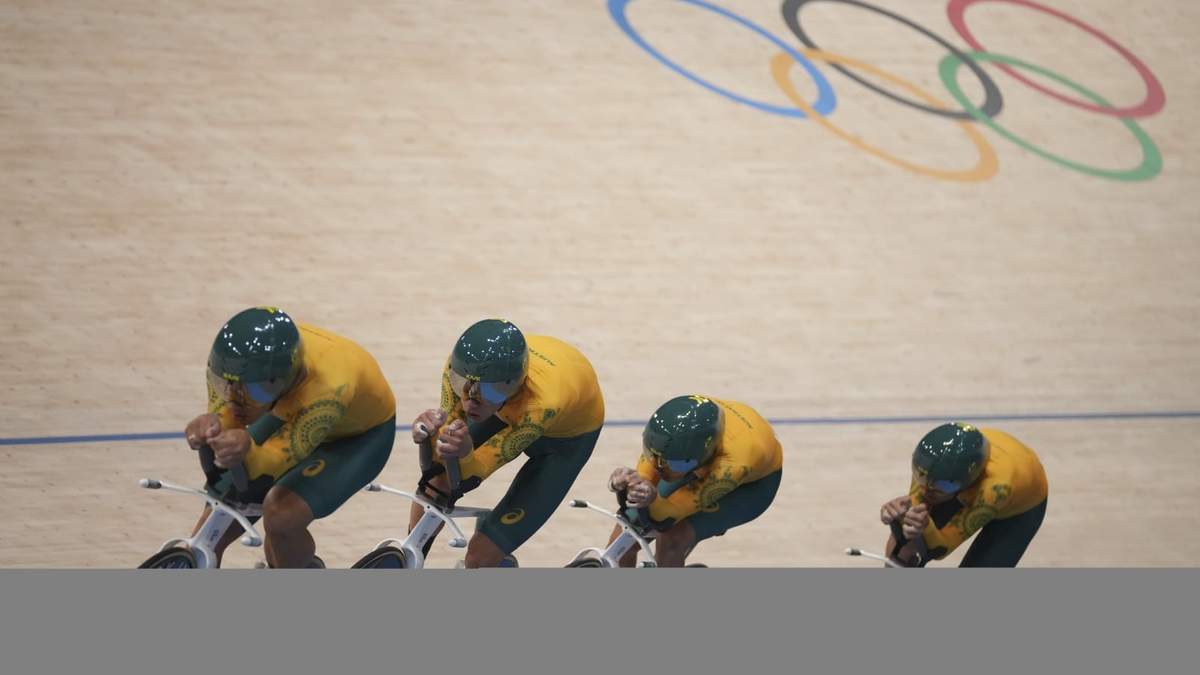 Los australianos Oliver Bleddyn, Sam Welsford, Conor Leahy y Kelland O'Brien imponen récord del mundo durante la competencia de persecución por equipos en los Juegos Olímpicos