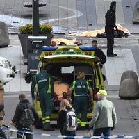 Camión embiste a multitud en Suecia y mata a cuatro personas; presumen ataque terrorista (Video)
