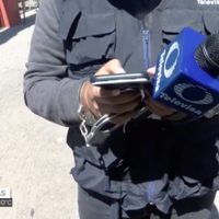 Detienen a reportero de Televisa mientras hacía enlace en vivo (Video)