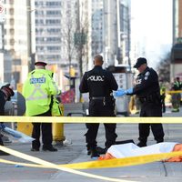 Conductor de camioneta embiste a decenas de peatones en Toronto; nueve muertos y 16 heridos
