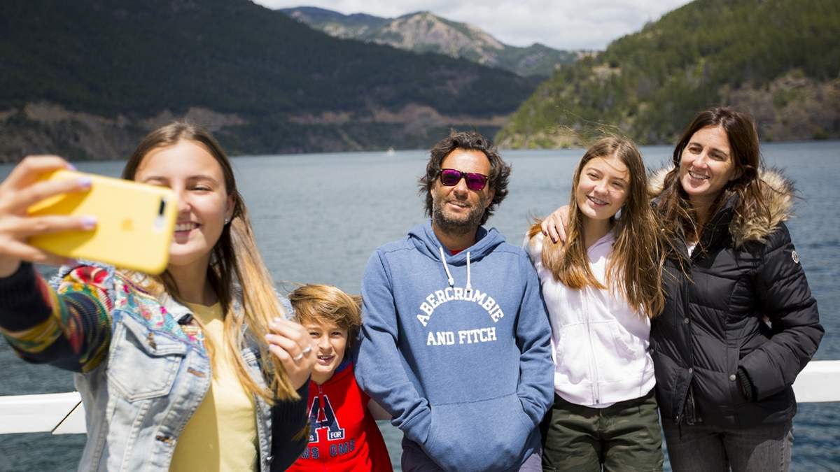 Familia de turistas en Neuquén. Fuente: (Twitter)