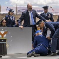 Joe Biden se cayó en el escenario durante una ceremonia de graduación de la Fuerza Aérea (Video)