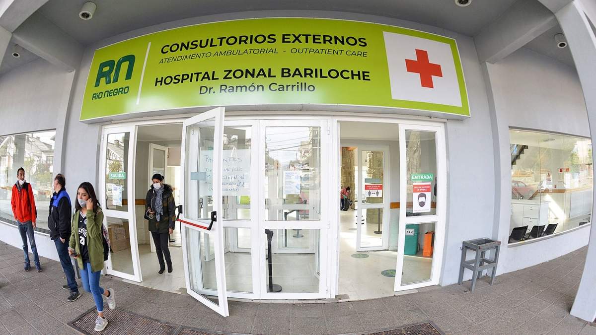 Ingreso a los consultorios externos del Hospital Zonal de Bariloche. Fuente: (Twitter)