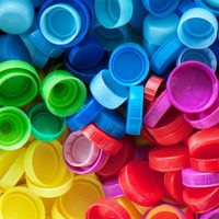 No tires las tapitas plásticas: creá esta fabulosa maceta que podés colgar