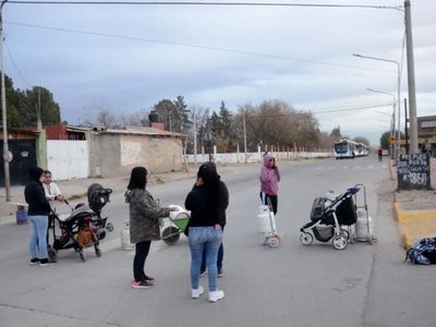 Desarrollo Social prometió abastecer con garrafas y vecinos levantaron el corte del metrobús