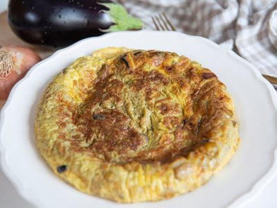 Solo con 1 berenjena y 3 huevos, prepará esta receta bien jugosa y rendidora para comer en casa