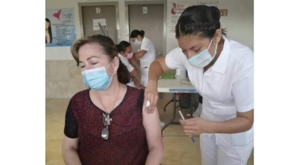 María Elvia Fernández, directora administrativa de una Unidad de Medicina Familiar, publicó el momento en que la vacunaron
