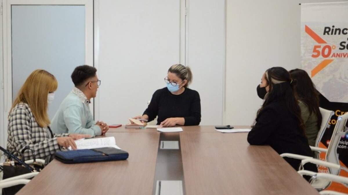Norma Sepúlveda y Angélica Aliaga con estudiantes del CPEM N 89.  Fuente (Instagram).