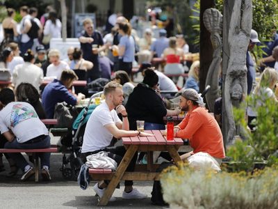 Reino Unido: reabrieron pubs, cafés y restaurantes