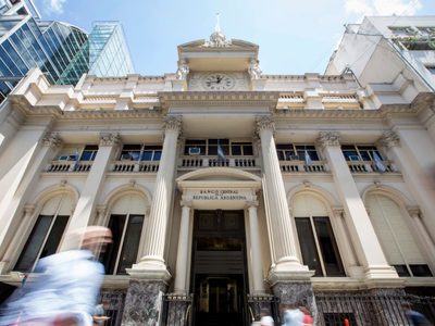 Para contener al dólar, el BCRA estableció un piso en las tasas de interés de los plazos fijos