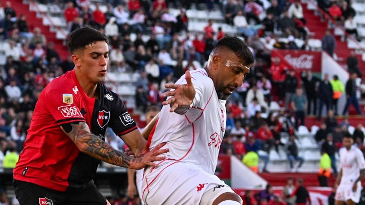 Wanchope Ábila la aguanta. Newell´s fue el ganador en el Ducó y Huracán se fue con silbidos