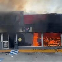Continúa la violencia en Michoacán: bloquean carreteras y queman vehículos y tiendas (Video)