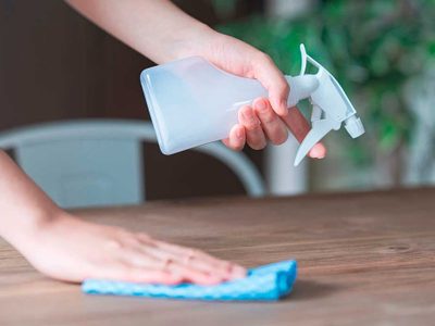 Con pocos ingredientes: prepará este limpiador de polvo para dejar tus muebles totalmente relucientes