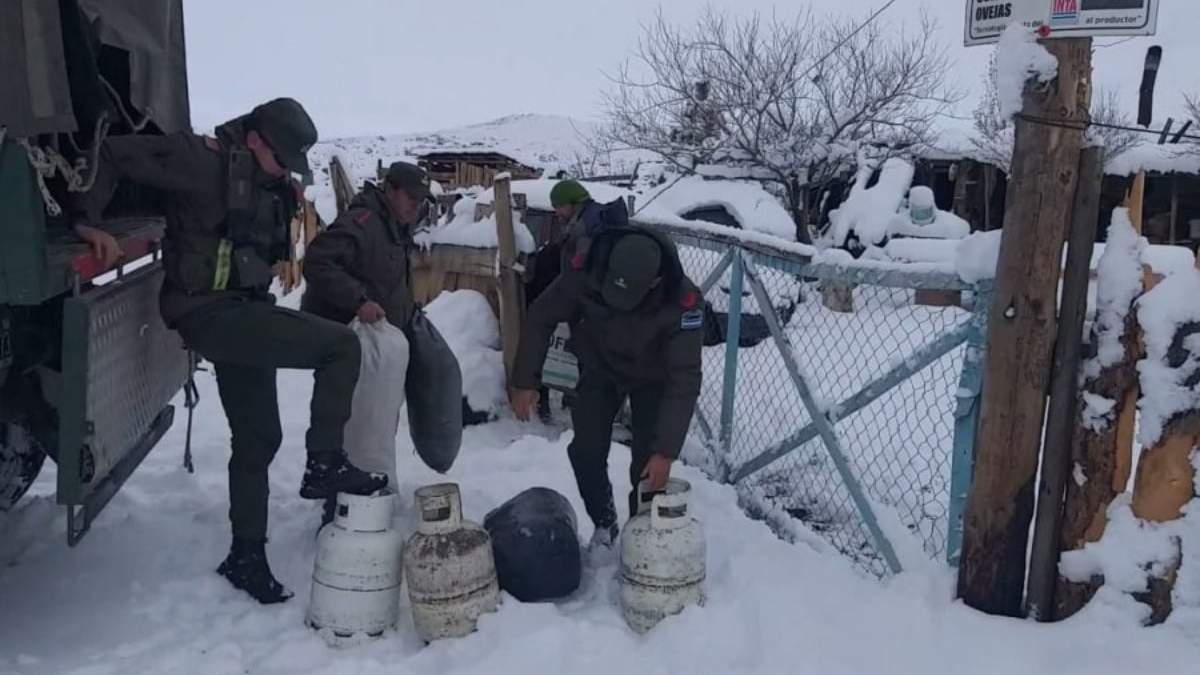 Gendarmería estuvo activa en pleno temporal de nieve. Fuente: Facebook.