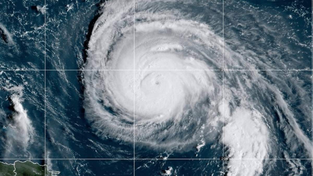 Imagen satelital entregada por la agencia oceanográfica estadounidense NOAA que muestra al huracán Humberto el 28 de septiembre del 2025