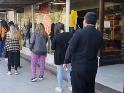 Locura mundialista: Largas filas para conseguir el álbum y las figuritas en Neuquén
