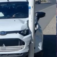 Un conductor alcoholizado estrelló su camioneta contra un poste de luz