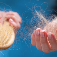 No tires los pelos que se te caen: mirá este ritual para atraer buena energía a tu vida