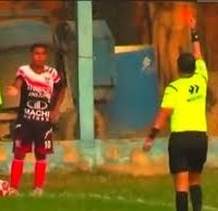 Expulsan a futbolista de juego en Perú por orinar en el campo
