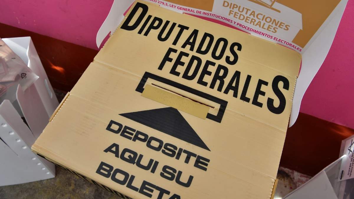 Un urna para depositar votos por diputados federales