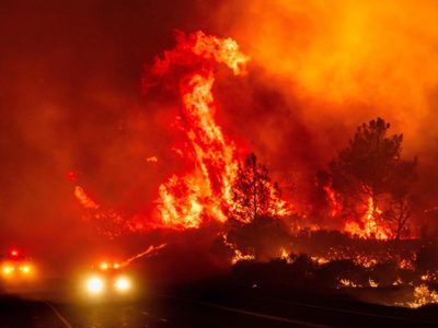 Crece gran incendio en California mientras el fuego arrasa gran parte del oeste de EU