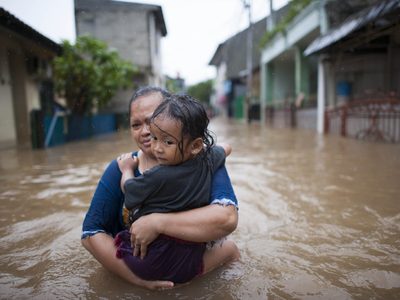 Indonesia: graves inundaciones afectan a la isla turística de Sumatra