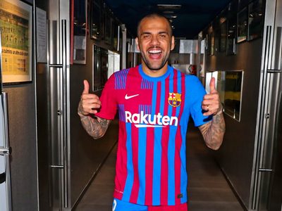 Barcelona presenta a Dani Alves; empezará a jugar en enero de 2022