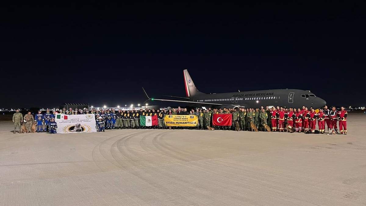Equipo de especialistas mexicanos que viajan a Turquía a ayudar en las labores de rescate tras los terremotos