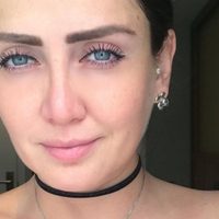 Filman a Celia Lora en un boliche y da que hablar... ¡Cuidado el escote!
