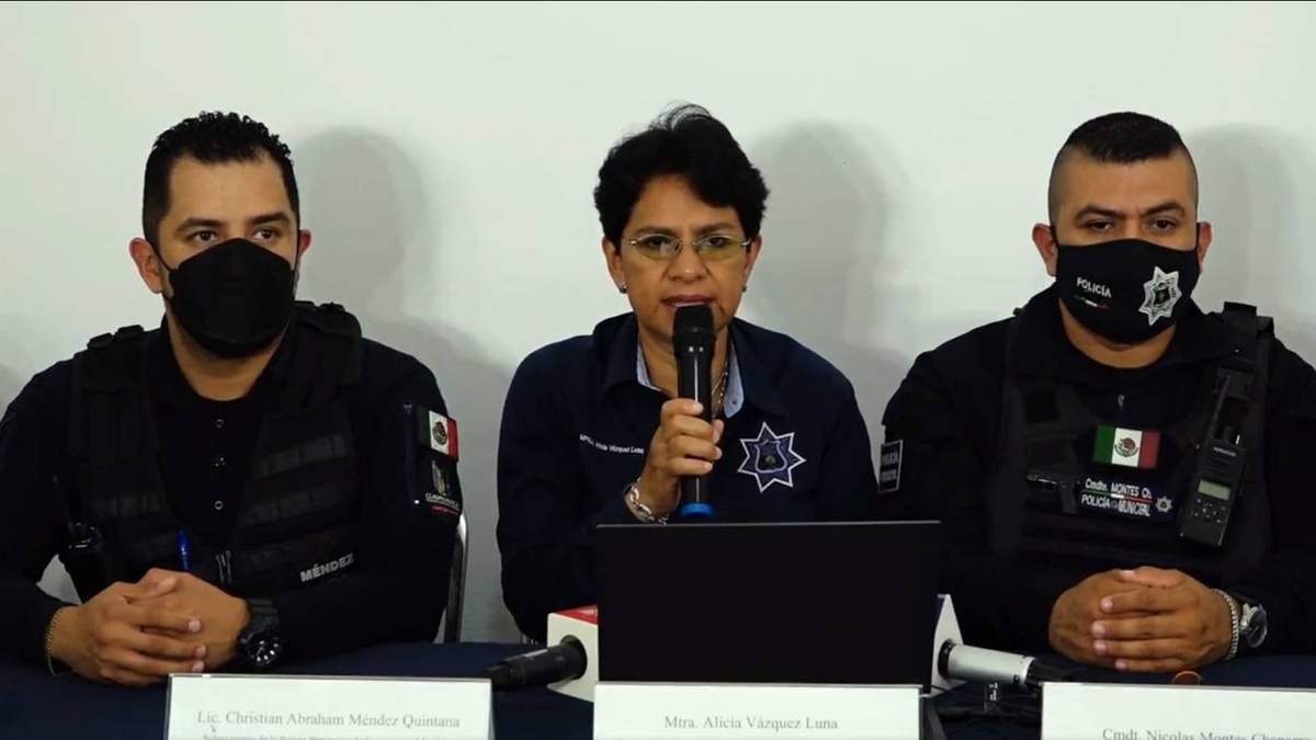 Al cnetro, la titular de seguridad de Cuernavaca, Alicia Vázquez Luna