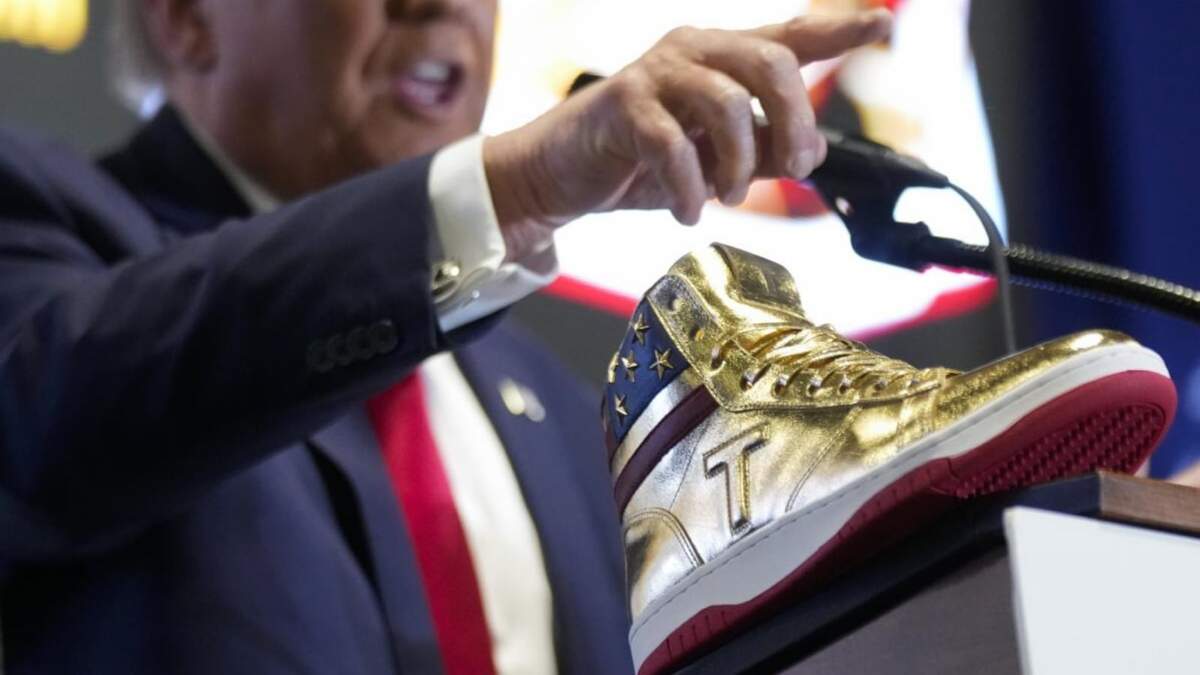El precandidato republicano a la presidencia, el expresidente Donald Trump, durante una convención de zapatos deportivos en Filadelfia