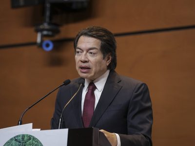 Senador exige la renuncia de Mario Delgado por manejo “desaseado” del ciclo escolar