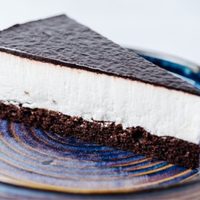 Tarta de queso rápida y deliciosa: la receta exprés con galletas y chocolate que lo único necesita es que pongas la pava para el mate