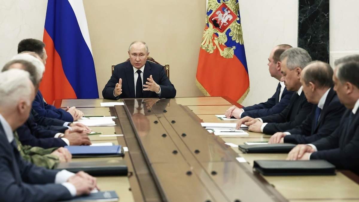 El mandatario ruso Vladímir Putin preside una reunión en el Kremlin con jefes de agencias policiales y militares rusas, el lunes 26 de junio de 2023