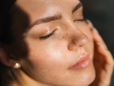 El tónico natural que borra arrugas y rejuvenece tu piel mientras dormís: mirá cómo prepararlo