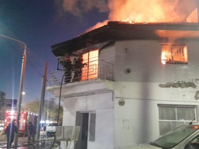 Tres personas murieron durante el incendio de una vivienda en el barrio Bouquet Roldán