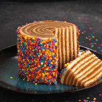 Resolvé el postre del finde con esta torta exprés sin horno, con mucho dulce de leche y con solo 3 ingredientes