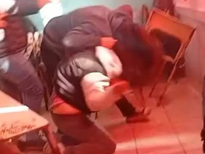 Una mujer entró a un aula y atacó con una cadena a una menor en Junín
