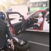 Furia en Periférico: Taxista y motociclista pelean y provocan caos vial (Video)