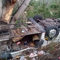 Vuelca autobús por presunta distracción del chofer; ocho muertos y 21 heridos