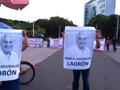 'Paga el aguinaldo ladrón”, lanzan maestros al gobernador Arturo Núñez