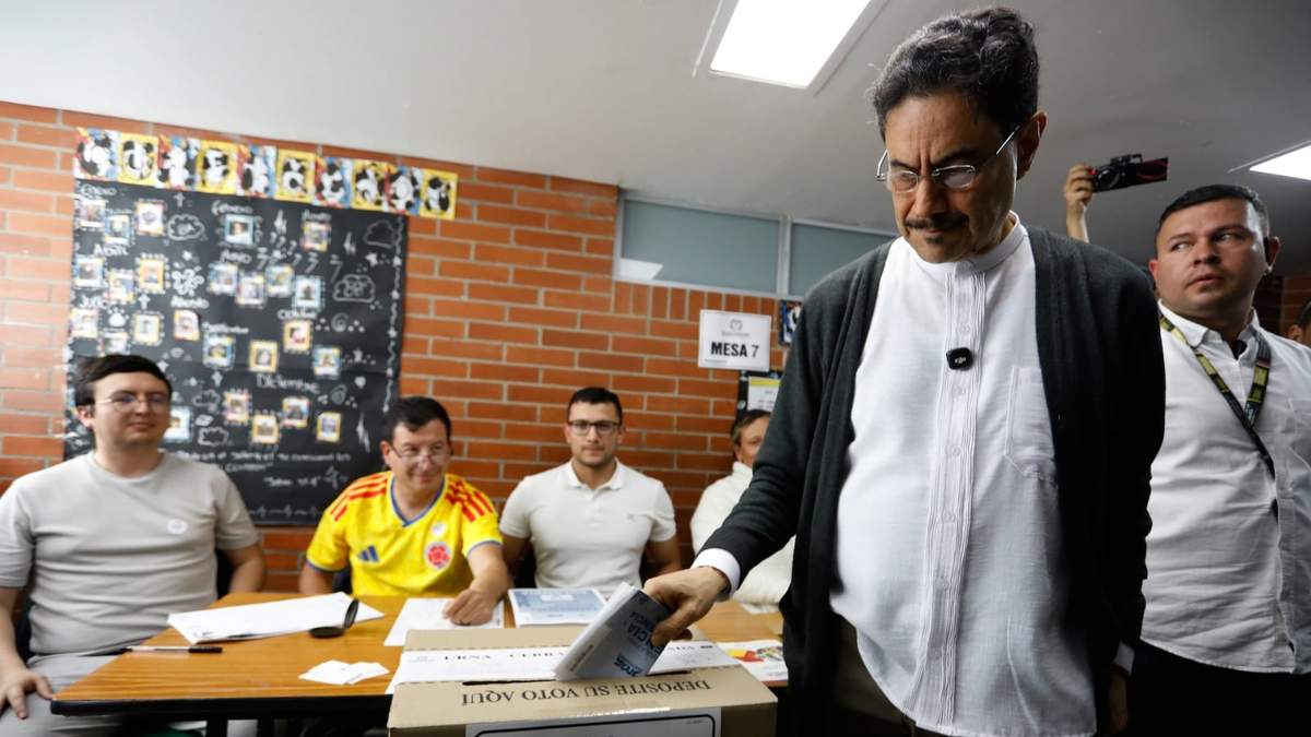 El candidato presidencial Iván Cepeda, de la coalición gobernante Pacto Histórico, emite su voto