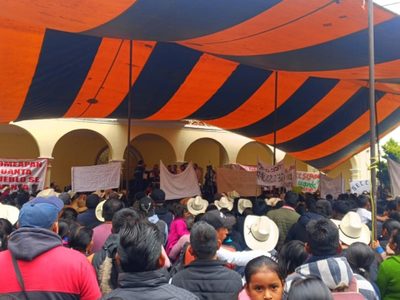 Pobladores de Coyomeapan entregan armas y vehículos oficiales que estaban en su poder