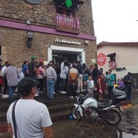 Puerta de metal le cae a un niño de 6 años en sucursal de Banco Azteca en Tepoztlán