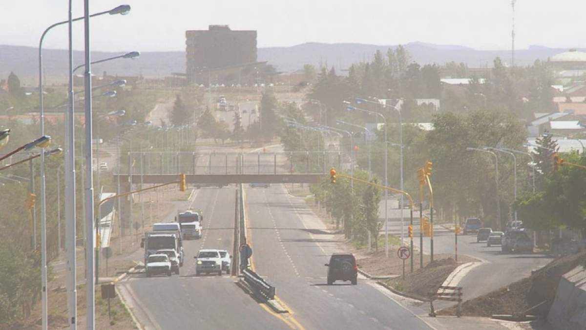 La ciudad de Zapala cubierta de polvo y tierra, producto de las intensas ráfagas de viento. Fuente: (Twitter).