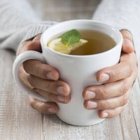Para los días fríos y el dolor de panza: prepará este té digestivo y exprés con solo 6 ingredientes