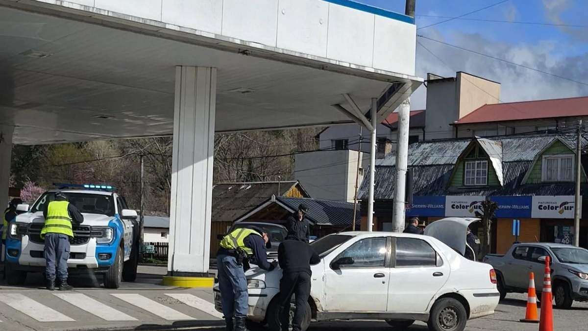 El automóvil quedó secuestrado tras la veloz persecución por San Martín de los Andes. Fuente (RSM)