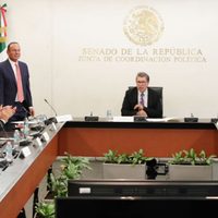 De pie y entre aplausos, así recibieron a José Manuel del Río Virgen en el Senado