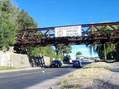 ¡Ya era hora!: Buscan soluciones contra los choques al puente